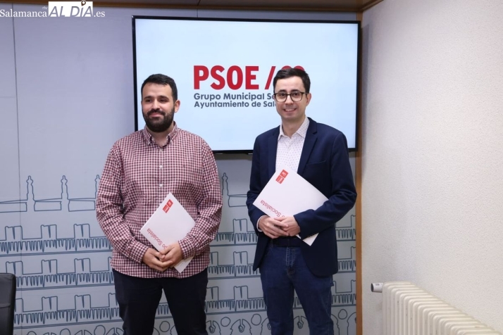 El portavoz del Grupo Municipal Socialista en el Ayuntamiento de Salamanca, José Luis Mateos, y el concejal Álvaro Antolín. Fotos: David Sañudo